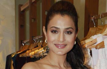 Ameesha Patel to star in Shortcut Romeo